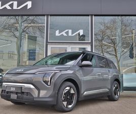 KIA EV3 PLUS 81.4 KWH SNEL LEVERBAAR! NAVI+BT+CAM STOEL+STUURVERW. LED 17''LMV TOT 10 JR.GARANTIE