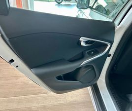 V40 CROSS COUNTRY V40 CROSS COUNTRY D2 MOMENTUM