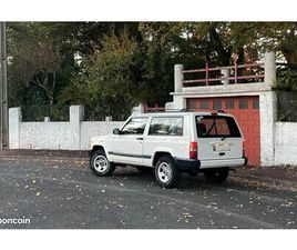 JEEP CHEROKEE XJ SPORT 41000 KMS D'ORIGINE - 2.5 - ESSENCE - BVM - CLIM - ETAT PROCHE DU NEUF