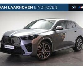 BMW IX2 BMW IX2 EDRIVE20 HIGH EXECUTIVE M SPORT / PANORAMADAK / TREK — BMW — MARKTPLAATS