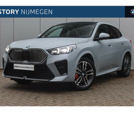 BMW IX2 EDRIVE20 HIGH EXECUTIVE M SPORT / PANORAMADAK / TREKHAAK / SPORTSTOELEN / ADAPTIEVE LED / COMFORT ACCESS / HEAD-UP / PARKING ASSISTANT PLUS / M ADAPTIEF