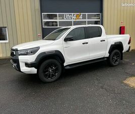 TOYOTA HILUX DOUBLE CABINE TOYOTA HILUX INVINCIBLE DOUBLE CABINE 4 PLACES 2.8 DIESEL 204 CV BVA6 SANS MALUS NI TVS