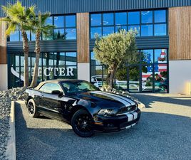 FORD MUSTANG CABRIOLET MUSTANG NOIR BANDES STOCK