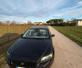 LA MACCHINA È A TUTTA VELOCITÀ