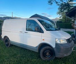 VENDS VOLKSWAGEN T5, 2,5L TDI - 130CH DE 2004 AMÉNAGÉ - 299 600 KM - 3 PLACES À L'AVANT HOMOLOGUÉE