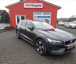VOLVO V60 2,0 B4 CROSS COUNTRY AWD DPH KRÁSNÉ KOMBI - KOMBI NAFTA