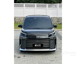2022 TOYOTA VOXY 2.0 MPV