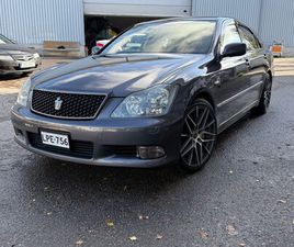 TOYOTA CROWN TÄHÄNKIN MENOPELIIN JUURI SINULLE SOPIVA RAHOITUS! ALKAEN 2.99% + KULUT, JOPA ILMAN KÄSIRAHAA!