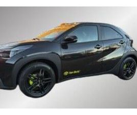TOYOTA AYGO X HYBRID 115 PLAY GREEN, LM VELGEN, GETINTE RAMEN, ALL SEASON BANDEN, GROENE REMKLAUWEN.