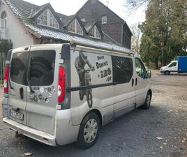 NISSAN KLEINER CAMPER MIT PRAGMATISCHEM AUSBAU