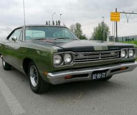 ② PLAQUE NOIRE PLYMOUTH ROADRUNNER 383 À CHIFFRES ASSORTIS À 4 — OLDTIMERS & ANCÊTRES — 2EMEMAIN