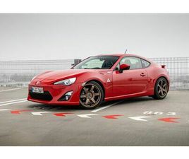 TOYOTA GT-86 TOYOTA GT86 2,0-L-BOXERMOTOR - SCHWARZ/ROT INTERIEURPAK