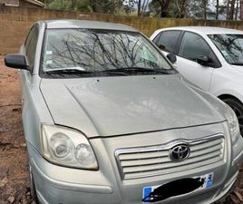 TOYOTA AVENSIS – 2004 – 304 400 KM – VÉHICULE ROULANT / MOTEUR À DÉCRASSER