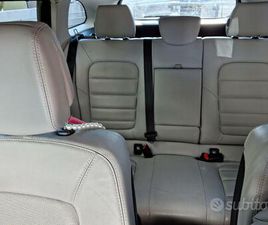 VETRINA A FORMA DI FOGLIA