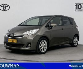 TOYOTA VERSO-S 1.3 VVT-I TREND | ZWART LEDEREN BEKLEDING | PANORAMADAK | NL-AUTO | TREKHAAK | NAVIGATIE |