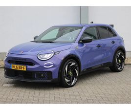 ABARTH 600E ELEKTRISCH SUV 280 PK SCORPIONISSIMA 54 KWH | / NAVIGATIE / CAMERA / SPORTSTOELEN / ELEKTR. KOFFERKLEP / PDC V+A / STUUR -EN STOELVERWARMD / DODEHOE