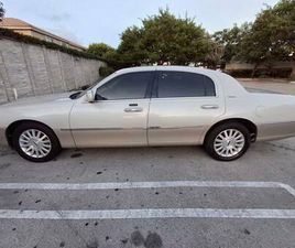 2004 LINCOLN TOWN CAR SIGNATURE - LOW MILEAGE