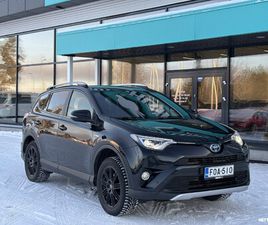 TOYOTA RAV4 2,5 HYBRID AWD STYLE ** MERKKIHUOLLOT / ACC / KOUKKU / P-KAMERA / KEYLESS / SÄHKÖPENKIT / SÄHKÖKONTTI / LOHKOLÄMMITIN **
