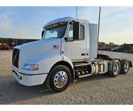 2015 VOLVO DAY CAB SEMI