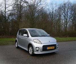 DAIHATSU SIRION 2 - 1.5-16V SPORT . AUTOMAAT . AIRCO . 5 DRS . ELE RAMEN . 103 PK . ENZ