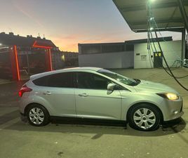 ZUM VERKAUF STEHT EIN FORD FOCUS SCHRÄGHECK AUS DEM JAHR 2013