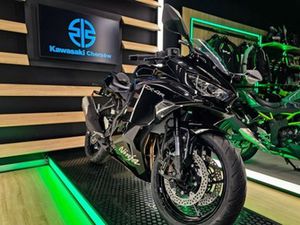 KAWASAKI NINJA ZX-4R 2026 KAWASAKI MOTO CHORZOW BENZYNA 80KM