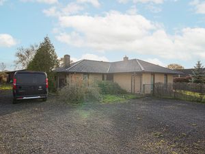 Villa à vendre avec garage et 2 chambres   Roly (VBD64684)