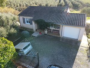 Maison de plain-pied avec jardin