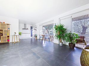 Entièrement refait  avec double balcon-terrasse