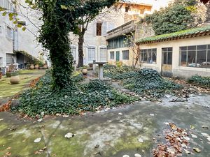 Cavaillon centre Appartement environ138 m2  jardin environ 380 m2 terrasses et dependances