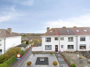 Woning met 3 slaapkamers  garage en tuin te koop.