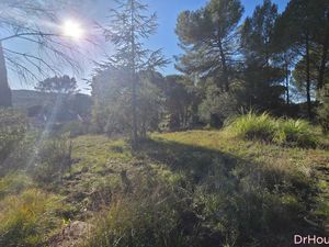 LE VAL – Terrain constructible au calme avec vue dégagée – Libre constructeur