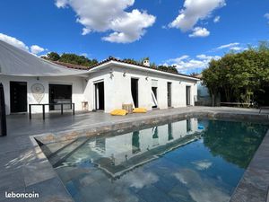 Villa 4 ch piscine à débordement jardin