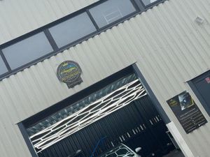 ◊ Garage de remplacement de pare-brise & nettoyage automobile – Entièrement équipé – À sai