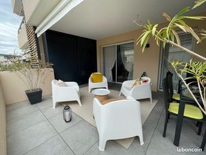 Location annuelle T2 meublé rez-de-jardin avec terrasse et piscine