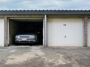 Garage fermé environ 20 m² en résidence sécurisée – lumière naturelle