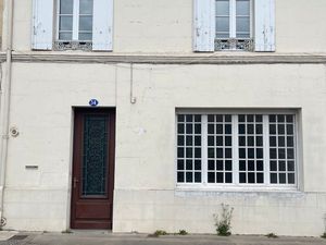 10 kms de St Emilion  40 mn de Bordeaux (TER)  maison de bourg avec jardin