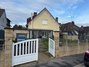 Maison avec garage et jardin