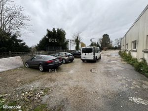 Local d'activité 240 m²