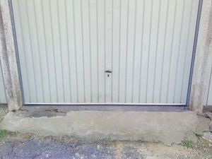 Garage box fermé individuel 12 5m²