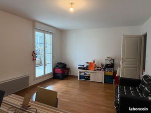 ? À LOUER – Beau T2 avec grande terrasse arborée  quartier calme proche centre-ville