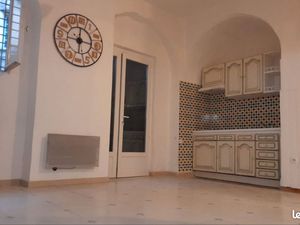 Situé au rez-de-chaussée  donnant sur une petite cour ■composé 1 chambres et une mezzanine