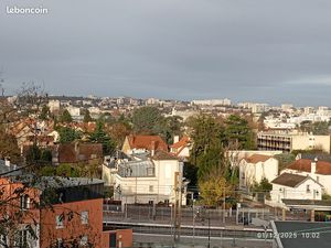 Deux-pièces à louer au pied du RER