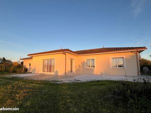 En campagne  belle maison récente entourée dans grand jardin et garage de 80m2 carrelé