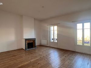 Grand T3 Place du Palais dernier étage proche Tram