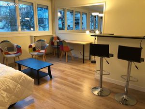 Grand Studio rénové  meublé et équipé