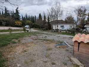 Terrain / emplacement 330m² sur gravier et pelouse  tous réseaux disponibles