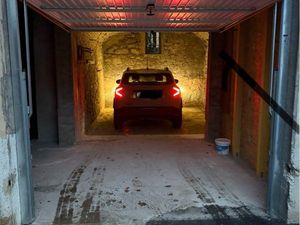 Grand garage 2 voitures plus stockage