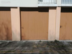 Garage fermé  en surface  quartier cité administrative à Pau