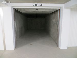 Grand Garage / Box fermé (15 m²) – Haut plafond – Lyon 8ème (Securisé)